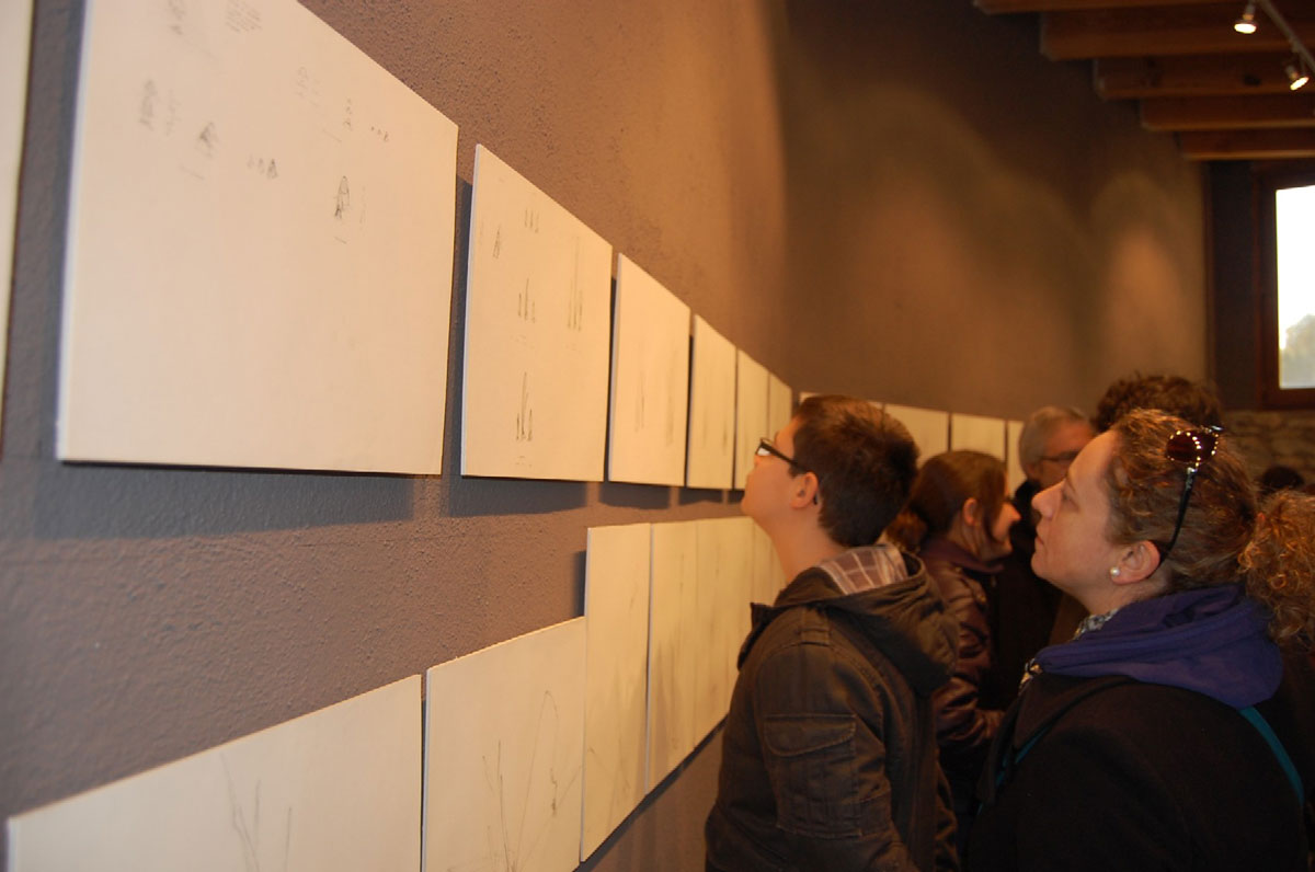 Inauguració exposició Llapis sobre paper al Cacis, 2013. Públic observant dibuixos de creixement d’un narcís. Sèrie Moviments del Silenci