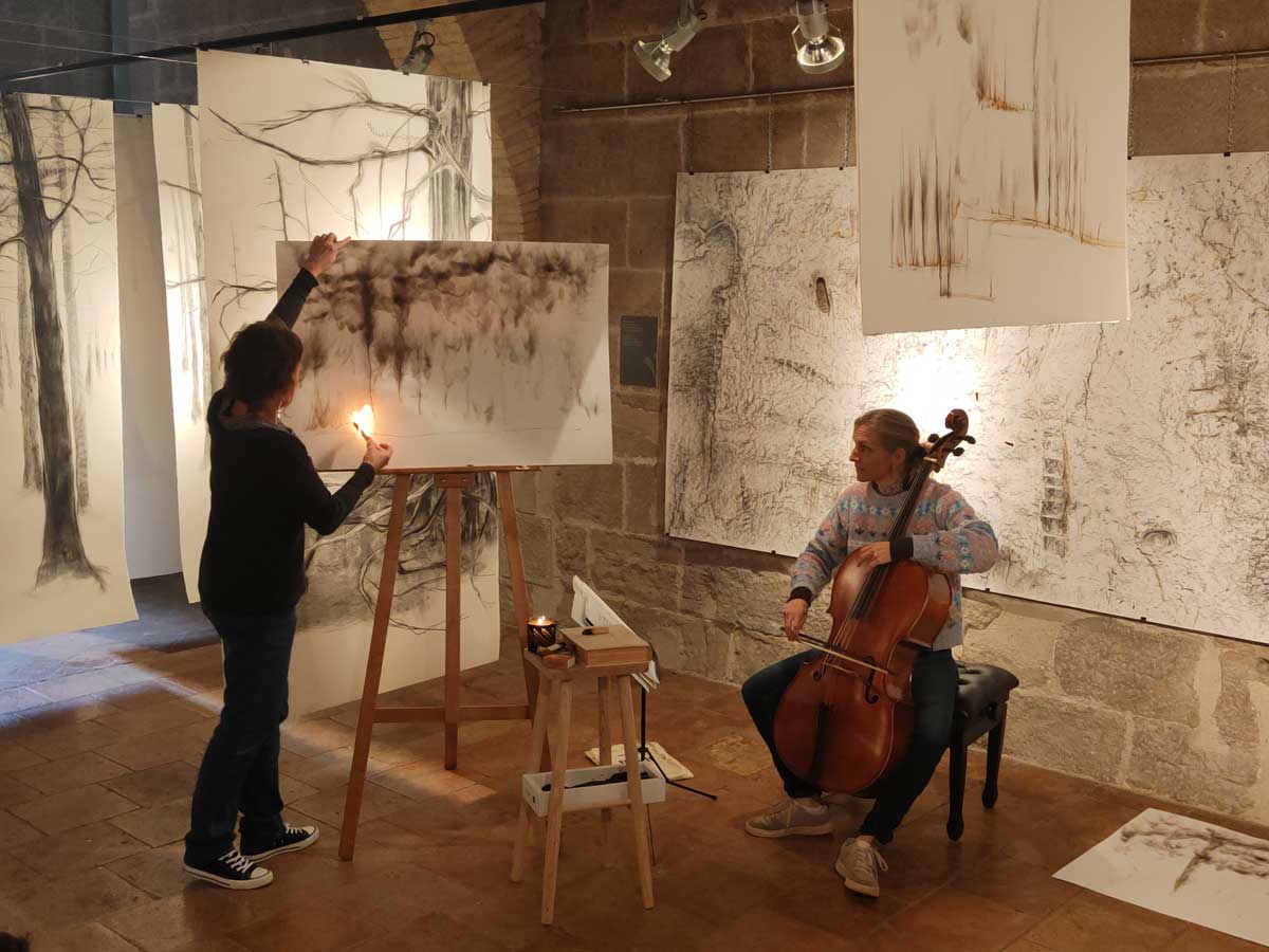 Performance festival Espurnes Barroques, amb Frances Bartlett (Cello). Marina Berdalet dibuixa amb foc. Consell Comarcal Solsonès, instal·lació Respira l’Arbre